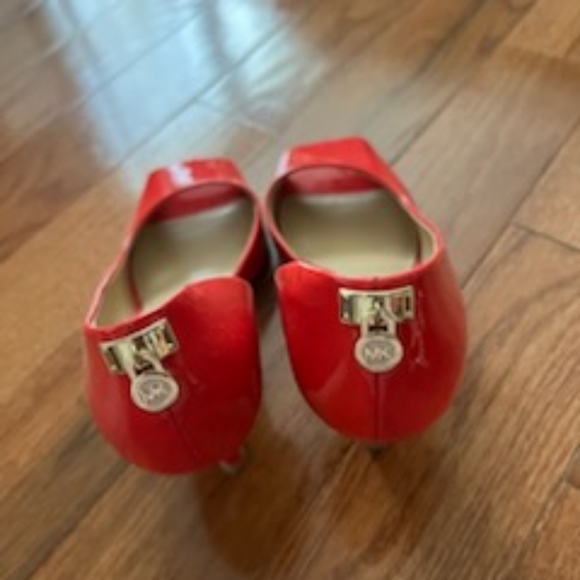 Michael Kors pinkish red heels size 7.5 - Picture 3 of 3